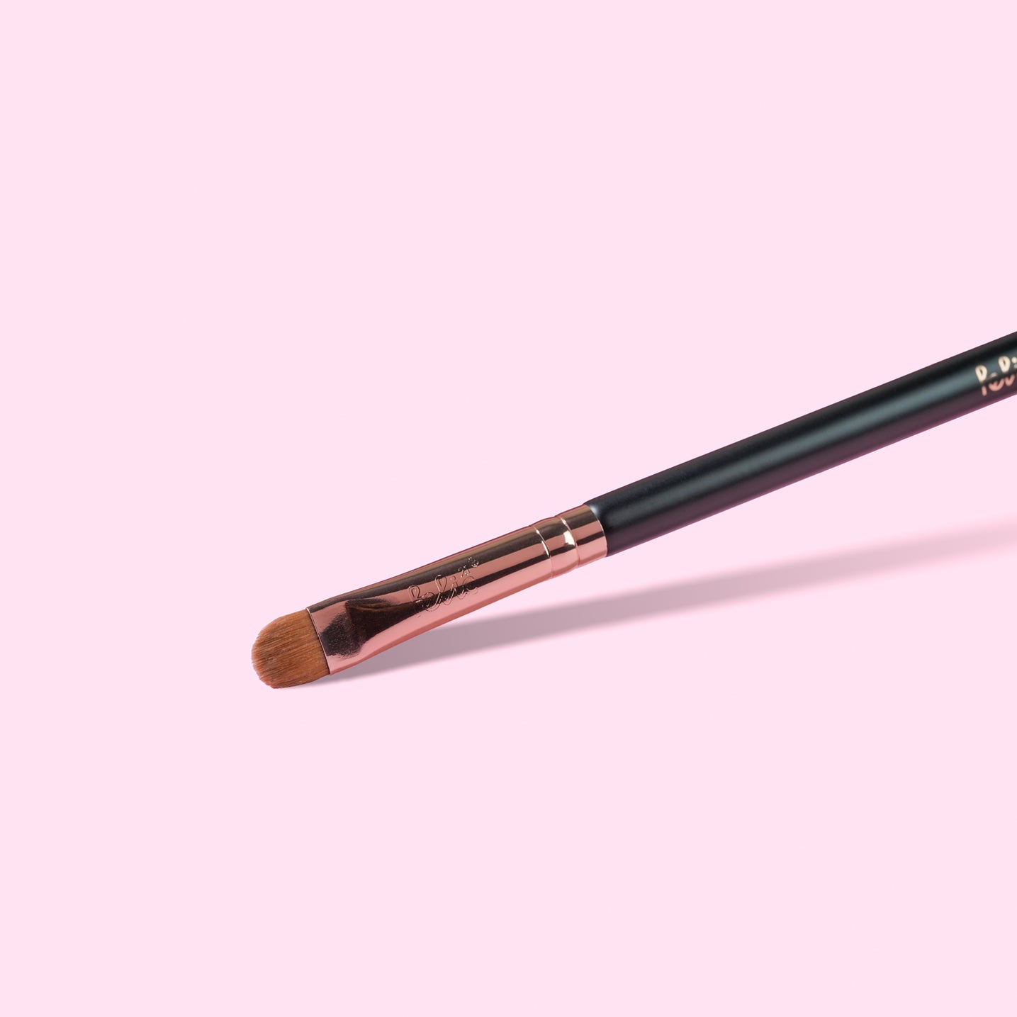 Felic 21 Eye Brush E16 Sharp Crease Brush